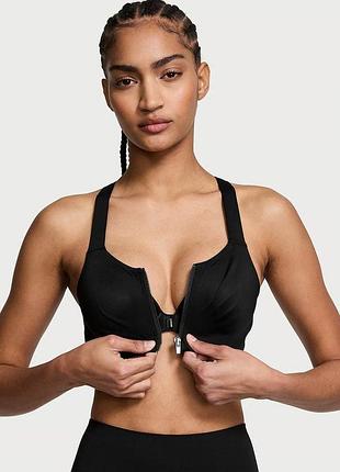 Оригінальний спортивний топ, з влаштованим бюстгальтером від victoria's secret.