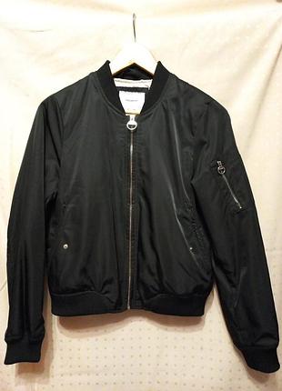 Женская куртка бомбер pull &amp; bear черного цвета. размер s.