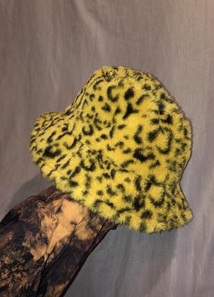Плюшева панама жовтого кольору з леопардовим принтом, виготовлена зі штучного хутра