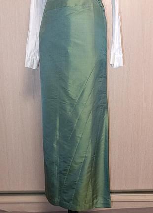 Длинная шелковая юбка с разрезом сбоку
