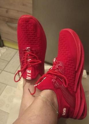Красивые красные кроссовки на 41-42 р