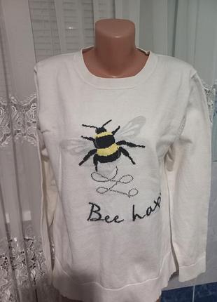 Свитер barbour heather knit в кремовом цвете с вышивкой пчелки и надписью "bee happy".