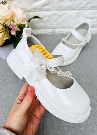 Нарядные белые туфли для девочки
