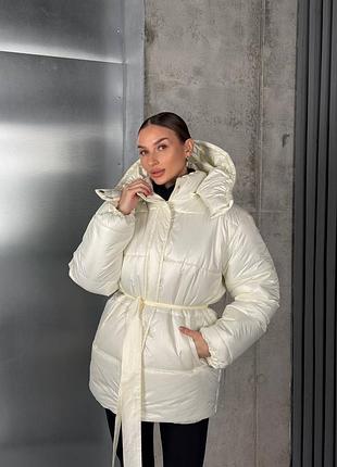 Жіноча куртка зимова тепла стьобана з поясом плащівка молочна 42-48