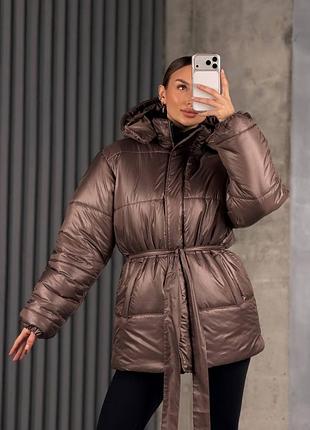 Жіноча куртка тепла зимова подовжена стьобана з поясом плащівка коричнева 42-48