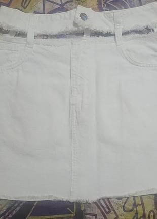 Біла котонова спідниця з незвичайним оголеним поясом