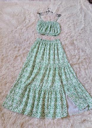 Дивитися дні костюми виглядає як сукня в квітковий принт з розрізом на ніжці