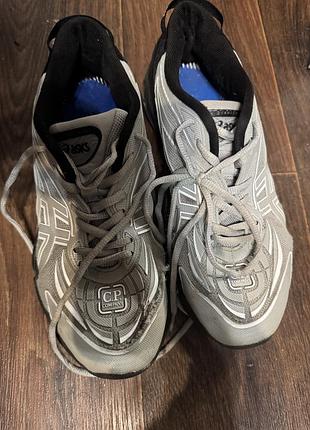 Кросівки company з дефектом