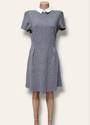 Женское платье с белым воротничком