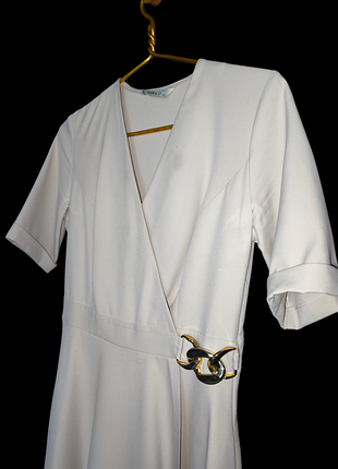 Платье миди молочного цвета