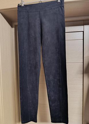 Лосины девчачьи черного цвета из искусственной замши, очень приятные на ощупь, имеют кошени по заду и имитацию карманов по переду бренда gladis.