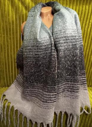 Очень тёплый серо голубой для него или неё шарф.