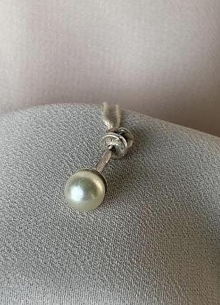 Срібна моносережка пуссет з перлиною.