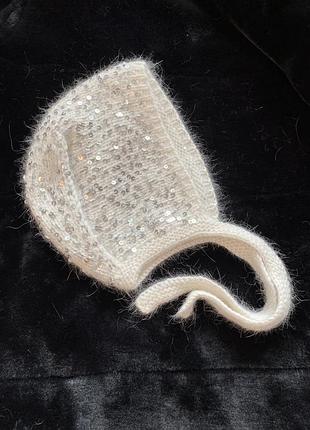 Теплий вʼязаний ангоровий чепчик білого кольору з рясною паєткою