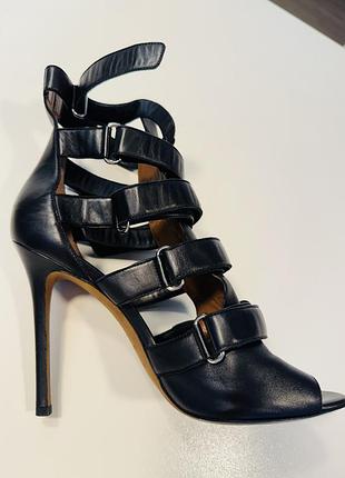 Фантастичні босоніжки agnona 39-40 з відкритим носком (peep-toe) та закритим задником,виготовлені з чорної шкіри преміальної якості.