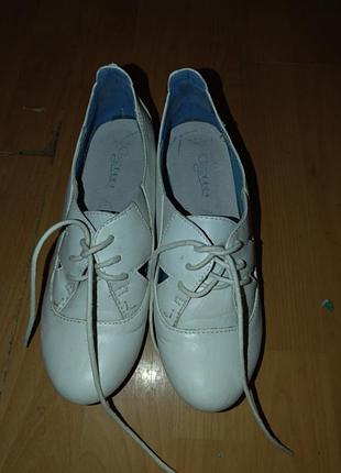 Білі туфлі, туфельки. еко шкіра