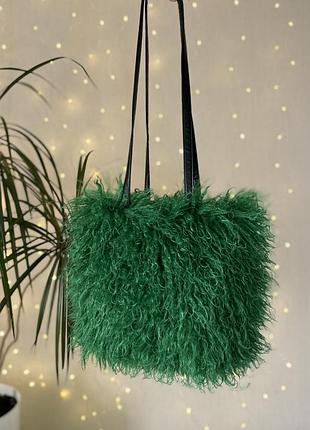 Сумка з хутра лами зеленого кольору смарагдова сумка