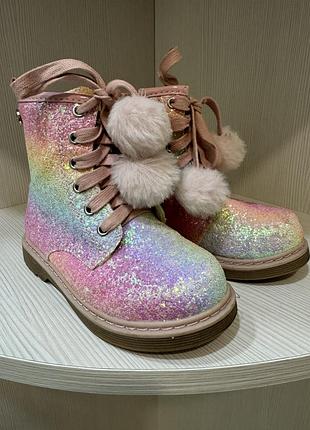 Блискучі черевики демісезонні для дівчинки з помпонами