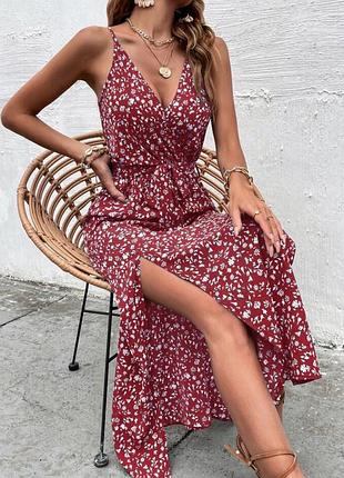 Женское длинное платье на брителях с поясом и разрезами спереди в цветочный принт