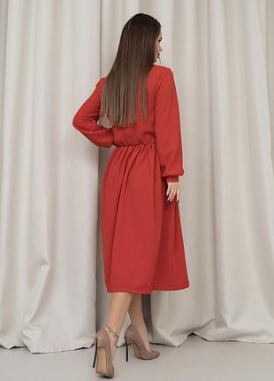 Сукня класична червона з довгим рукавом.