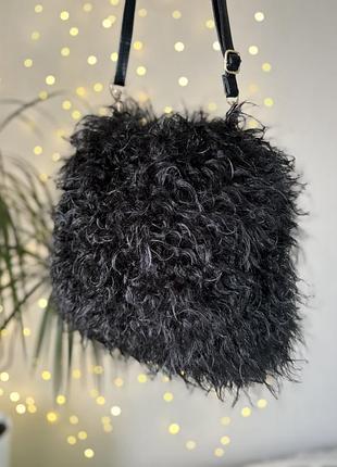 Сумка з хутра лами чорного кольору