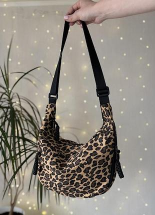 Жіноча спортивна сумка через плече з леопардовим принтом