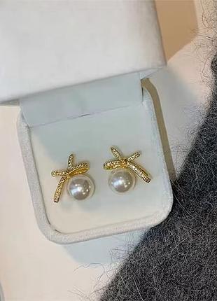 Сережки з камінцями та намистиною витриманий мінімалізм