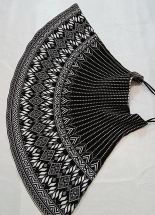 Расклешенная мини юбка из вязаного трикотажа черно-белого цвета с геометрическим ацтекским узором