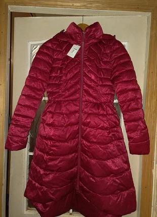Пальто красное зимнее. в виде пуховички.