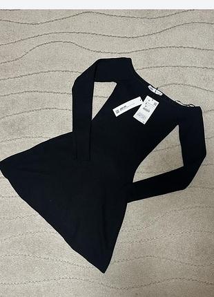 Сукня з відкритими плечима