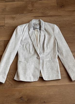 Світлий приталений піджак від tu