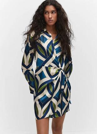 Женское сатиновое нарядное платье на запах с длинным рукавом в геометрический принт