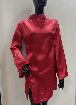 Червона атласна сукня