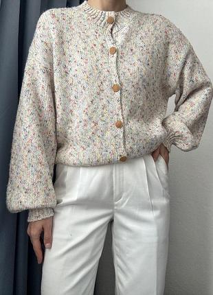 Білий кардиган з золотими ґудзиками оверсайз