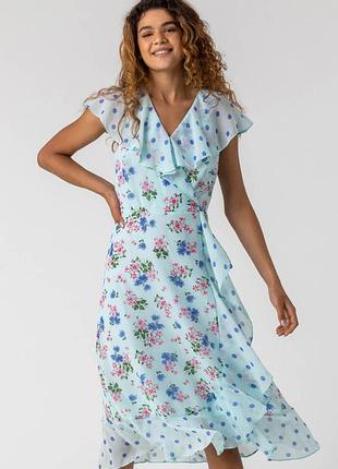 Нарядное женственное шифоновое платье миди с воланами в цветы и горошек