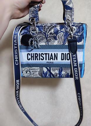 Жіноча сумка. розмір 23x20x11 см.має одне вмістке відділення і бокову кишеню  на блискавці всередині. плечовий ремінь в комплекті, не регулюється