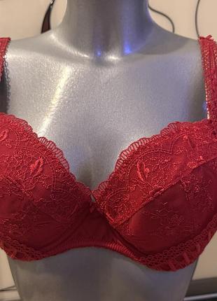 Розкішний, ажурний, бюстгальтер, в червоному кольорі, від дорогого бренду: aubade