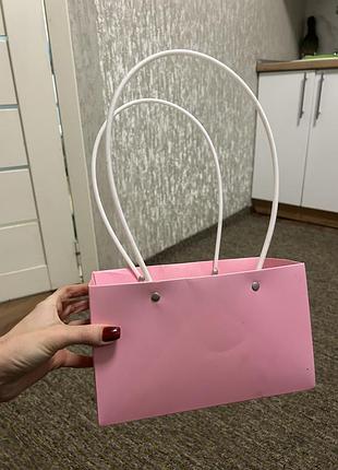 Рожева подарункова паперова сумка кошик коробка  з довгими ручками під квіти