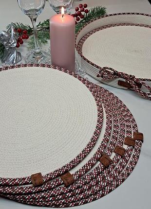 Стильные салфетки для сервировки стола, изготовленные вручную из шнура.
идеально подходят для ежедневного использования и праздничного стола 🎄