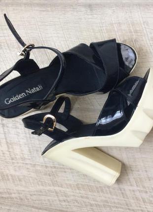 Босоніжки на платформі