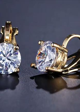 Святкові маленькі зрлотисті кліпси сережки без проколу з великим білим камінцем з церконію