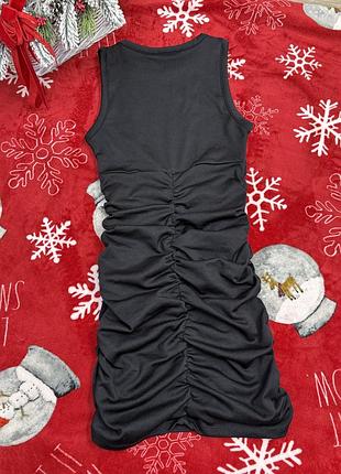 Елегантна чорна сукня з драпіруванням