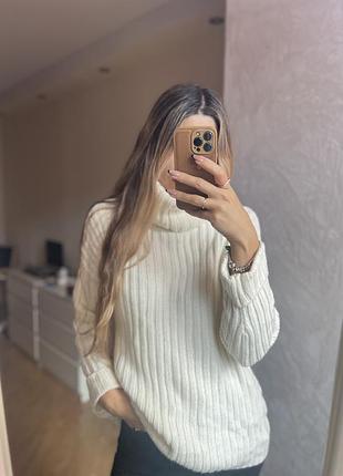 Молочный теплый свитер