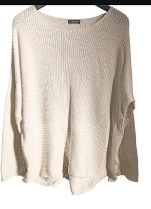 Свитер средней вязки светлого цвета