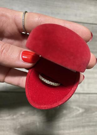 Жіноча каблучка з червоного золота та фіанітами 585