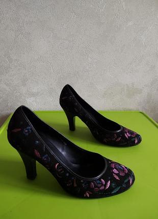 Якісні жіночі туфлі з вишивкою 39 розмір від kg