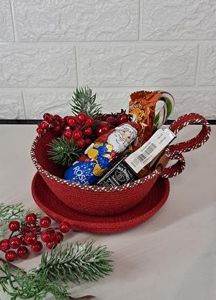 Подарунковий кошик ручної роботи у вигляді чашки зі шнура

наповнення не продається/не входить у комплект