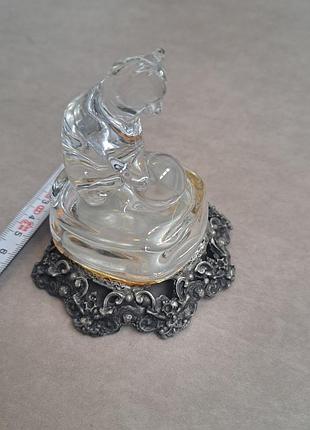 Антикварная статуэтка кошки из прозрачного стекла, играющей с мячом, на стеклянной подставке, которая, в свою очередь, закреплена в оловянной основе