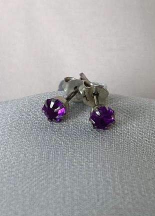 Срібні сережки пуссети з фіолетовими фіанітами