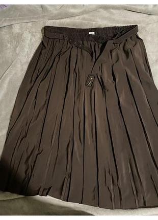 Коричнева спідниця в плісеровку